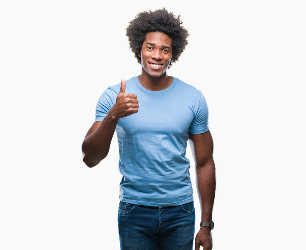 afroamerikanischer Mann mit isoliertem Hintergrund macht glückliche Daumen nach oben Geste mit der Hand. zustimmender Ausdruck, der mit Erfolg in die Kamera blickt. - Foto, Bild