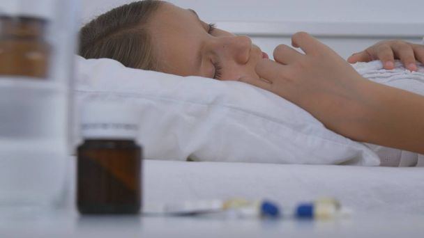Sick Child Sleeping in Bed, Ill Kid, Little Girl in Hospital Medicine Pill - Foto, Bild