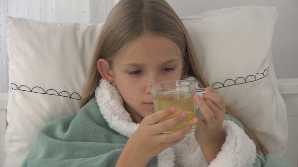 Sick Child Drinking Tea, Ill Kid in Bed, Suffering Girl, Patient in Hospital - Valokuva, kuva