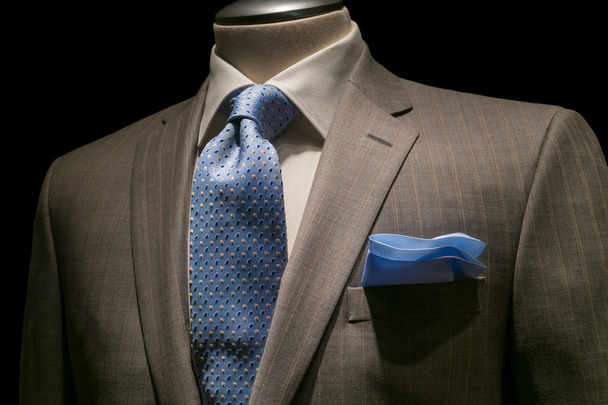 Tan полосатый пиджак, текстурированная белая рубашка, узорчатый синий галстук & H
 - Фото, изображение