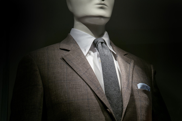 Chaqueta a cuadros marrón, camisa blanca, corbata gris y pajarita rayada
 - Foto, Imagen