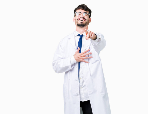 Молодий професійний вчений чоловік в білому пальто над ізольованим тлом Сміється з вас, вказуючи на камеру пальцем рукою на груди, сором вираження
 - Фото, зображення