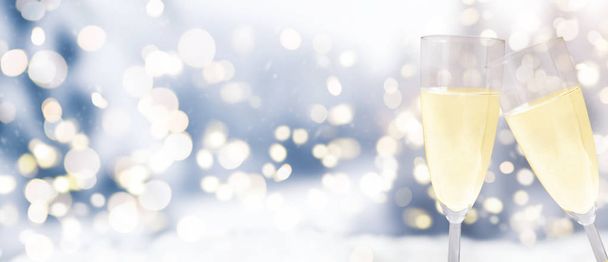 copos de champanhe contra fundo de inverno
 - Foto, Imagem