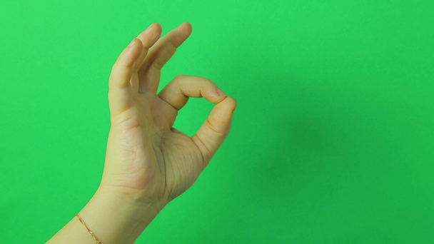 Zöld háttér show női kéz gesztus ok. - Felvétel, videó