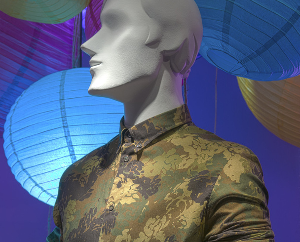 Mannequin avec chemise de camouflage à motifs
 - Photo, image