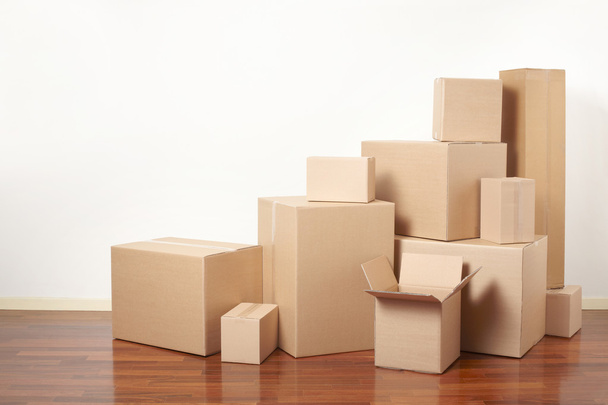 Cardboard boxes in apartment, moving day - Foto, imagen