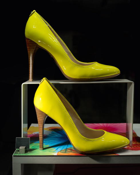 Жовте жіноче взуття на дисплеї
 - Фото, зображення