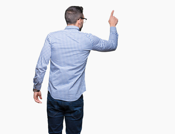 Nuori liikemies lasit päässä eristetty tausta Posing taaksepäin osoittaen sormella
 - Valokuva, kuva