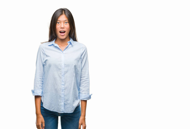 Mladá Asijská obchodní žena izolované pozadí strach a šokován s výrazem překvapení, strach a vzrušený obličej. - Fotografie, Obrázek