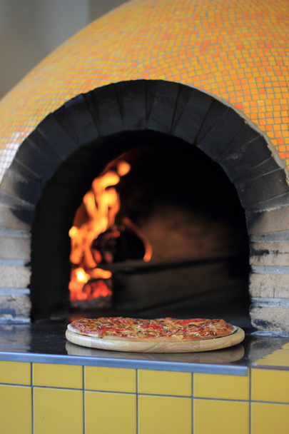 pizza en un horno de madera
 - Foto, imagen