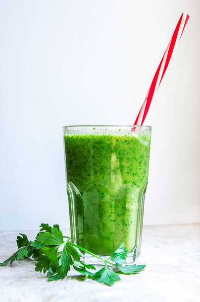 Πράσινα smoothies με μαϊντανό - Φωτογραφία, εικόνα