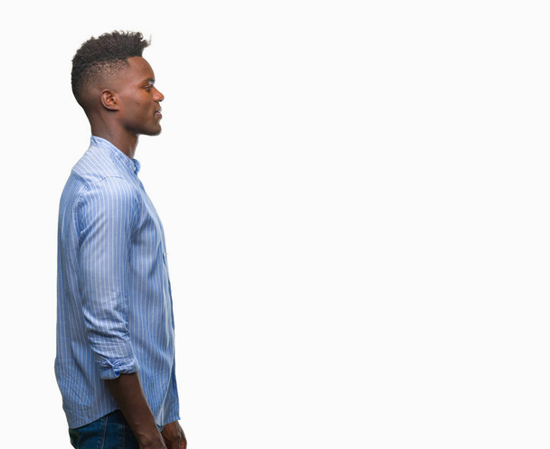 Молодий афроамериканець ділової людини над ізольованих фону, дивлячись на бік, розслабитися профіль позі з природним обличчя з впевнено посмішка. - Фото, зображення