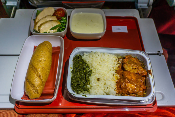 Pasto indù compagnia aerea con pollo al curry Raita e pane
 - Foto, immagini