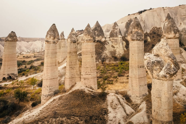 Cappadocia peyzaj, Göreme Köyü, Türkiye'de mavi gökyüzü ile güzel aşk Vadisi - Fotoğraf, Görsel