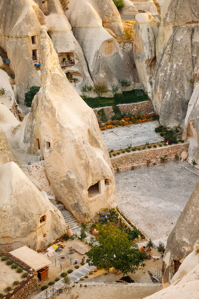 Kapea katu turkkilainen kylä Goreme luola taloja Cappadocia alueella, Turkki
. - Valokuva, kuva