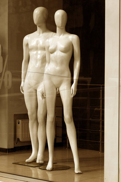 Mannequin naked man and woman in itrine store selling interest - Fotoğraf, Görsel