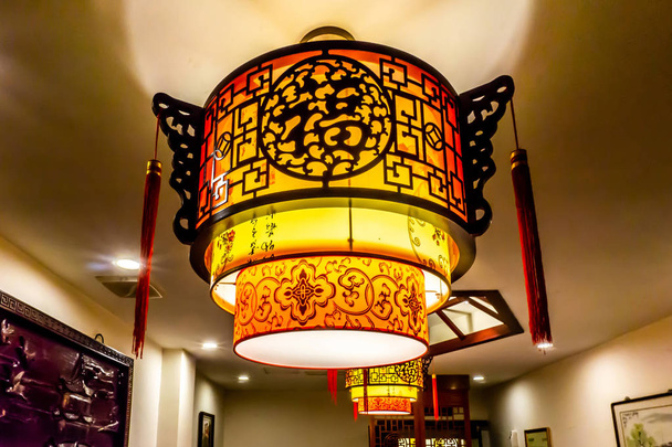 Παραδοσιακά κινέζικα γράμματα διακοσμητικά λαμπτήρες φανάρι με φώτα στην οροφή. Μετάφραση: «τύχη" - Φωτογραφία, εικόνα