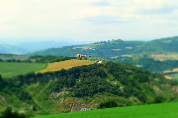 Valmarecchia krajobraz, Włochy. Efekt Tilt-shift, stosowane. - Zdjęcie, obraz