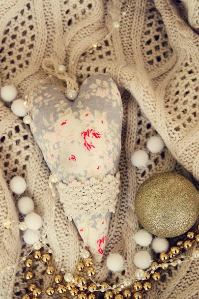 juguete textil hecho a mano gran corazón para Navidad. fondo. Foto: - Foto, imagen