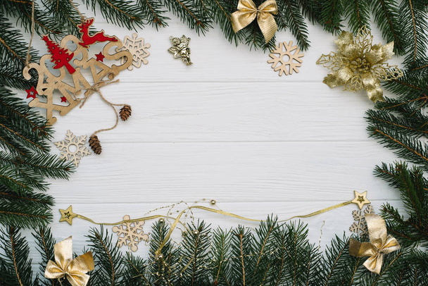 Рождественская елка с украшением и блестками на деревянном фоне. Рождественский фон на белом деревянном столе
 - Фото, изображение