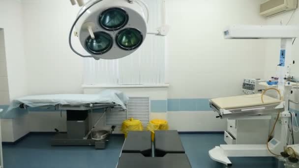 Long shot van chirurgie in een kraamkliniek met operaation lichten uitgeschakeld. Medische apparatuur. 4k - Video