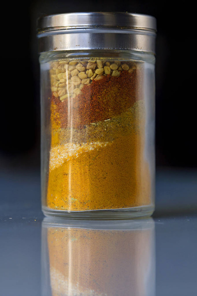 Spice potten op een donkere achtergrond - Foto, afbeelding
