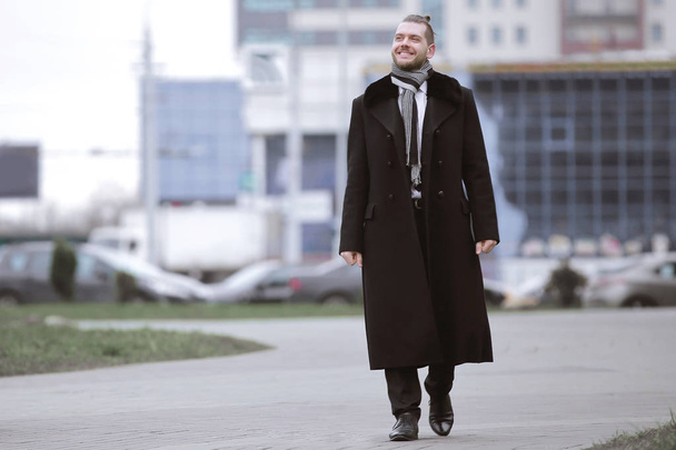 businessman standing on the street of a big city - Fotografie, Obrázek