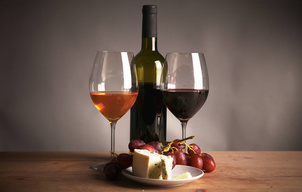 bottle of wine and glass on the table - Valokuva, kuva