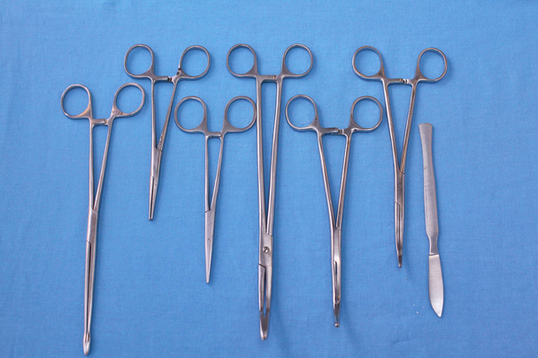 χειρουργικά εργαλεία στον πίνακα πριν την επέμβαση - Φωτογραφία, εικόνα