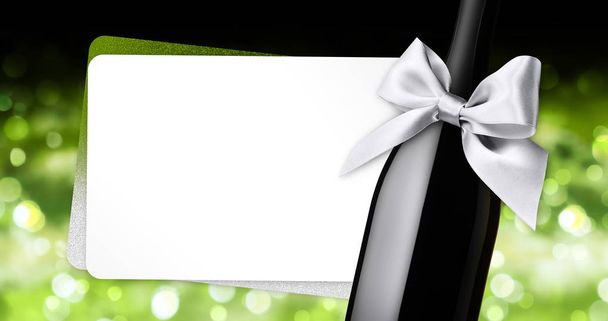 boldog karácsonyi ajándék üdvözlőlap borosüveg ezüst szalaggal meghajolt a zöld világítás homályos háttér sablon fehér másol hely - Fotó, kép