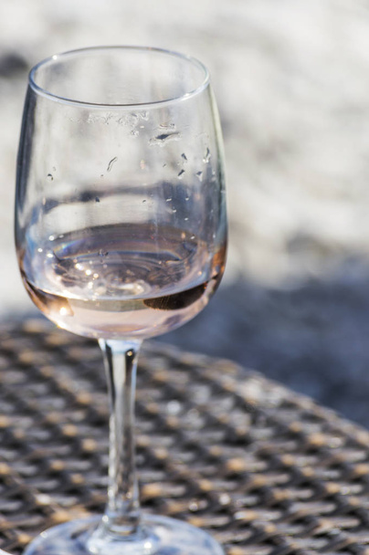 Pohár rose bor. strandján található a francia riviérán - Fotó, kép