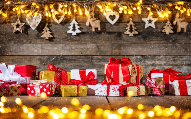 dekorative weihnachtliche rustikale Hintergrund mit Glühbirnen auf Holzplanken. Feier und Urlaubskonzept. Freiraum für Text. - Foto, Bild