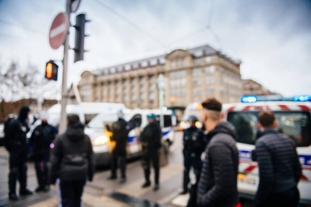 Agentes da polícia vigiando o Mercado de Natal na França
 - Foto, Imagem