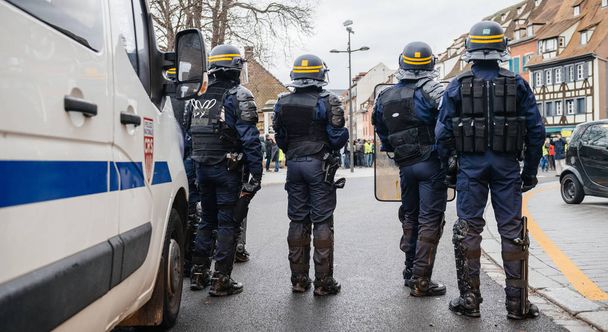 Rückansicht von crs Französische Polizisten sichern Straßburg - Foto, Bild