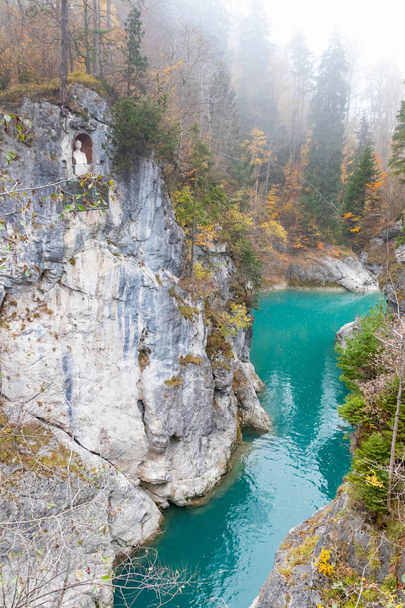 watervallen van de rivier de Lech in de Beierse stad van Fussen op de grens tussen Oostenrijk en Duitsland - Foto, afbeelding