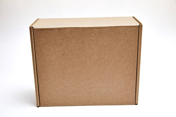 картонная коробка на белом фоне - Фото, изображение