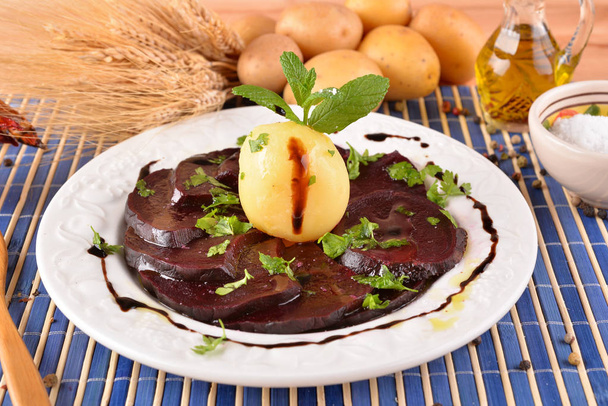 Weißes Gericht mit geschnittenen Rüben und Kartoffeln auf Holztisch - Foto, Bild