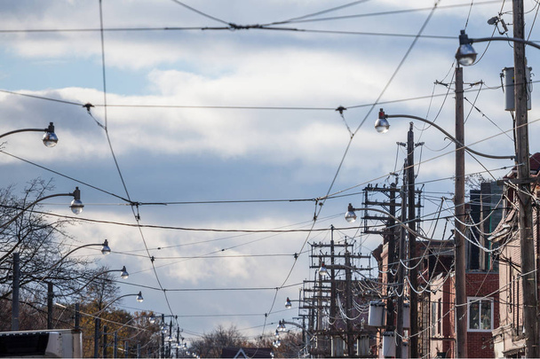 Líneas eléctricas, en postes de madera, suministro de electricidad, líneas telefónicas y cables de tranvía, cumpliendo con los estándares de América del Norte, en la ciudad de Toronto, Ontario, Canadá
 - Foto, imagen