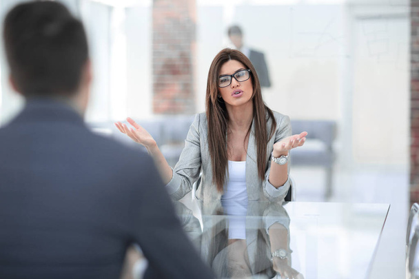 business woman explaining to the client the terms of the contrac - Foto, immagini