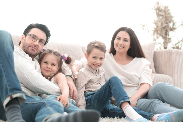 família feliz descansa na sala de estar em uma noite livre
 - Foto, Imagem