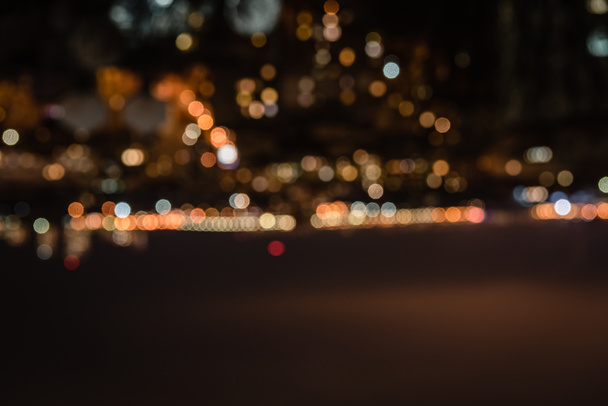 defokussierter Hintergrund bei Nacht mit Bokeh-Lichtern und Kopierraum - Foto, Bild