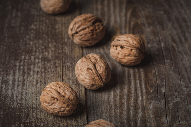 close up view of walnuts on wooden surface - Foto, afbeelding