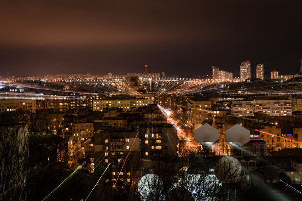 paysage urbain nocturne avec éclairage lumineux déconcentré
 - Photo, image