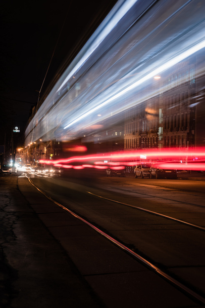 παρατεταμένη έκθεση του δρόμο με θολή φωτισμό της πόλης - Φωτογραφία, εικόνα