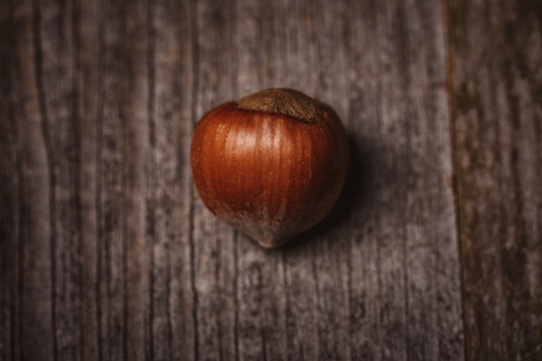top view of shelled hazelnut on wooden surface - Foto, Imagen