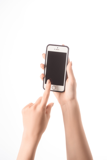 περικοπεί προβολή της γυναίκας χρησιμοποιώντας smartphone με κενή οθόνη που απομονώνονται σε λευκό - Φωτογραφία, εικόνα