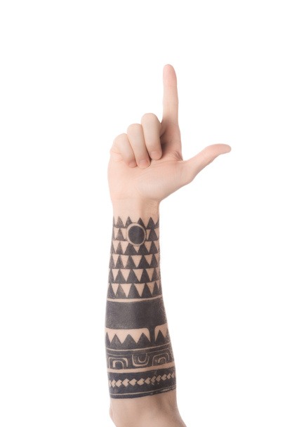 oříznutý pohled Tetovaný muž zobrazeno písmeno L v jazyce hluchoněmý izolované na bílém - Fotografie, Obrázek