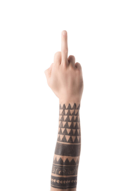 corte vista de homem tatuado mostrando dedo médio isolado no branco
 - Foto, Imagem