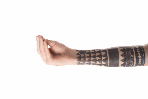 gedeeltelijke weergave van tattooed man gebaren met hand en vraagt voor iets geïsoleerd op wit - Foto, afbeelding