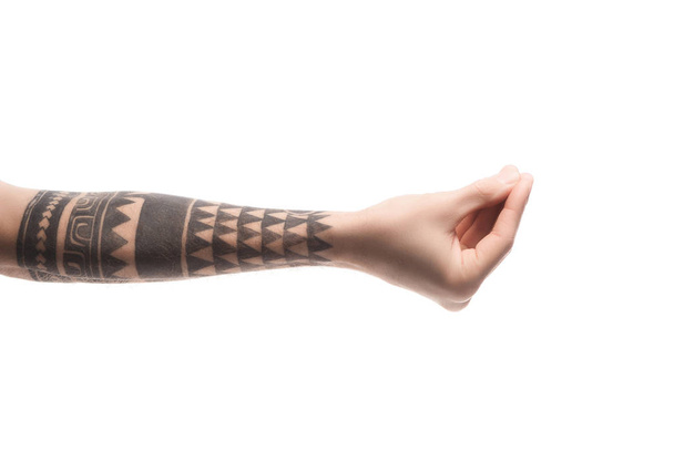 oříznutý pohled Tetovaný muž ukázal rukou a něco izolované na bílém - Fotografie, Obrázek